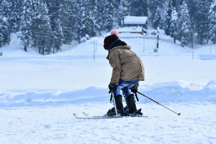 Kid-skiing-bobble-hat-family